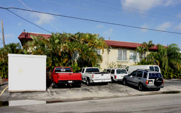 861 SE 22nd Ave in Pompano Beach, FL - Foto de edificio