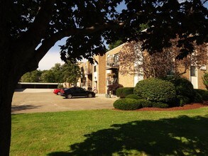 Fairview Manor in Niles, OH - Foto de edificio - Building Photo