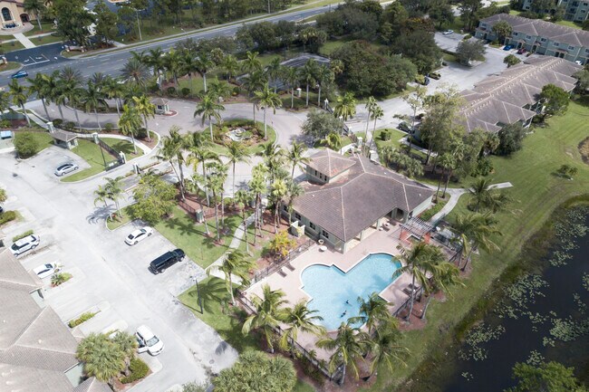 360 Crestwood Cir in Royal Palm Beach, FL - Building Photo - Building Photo