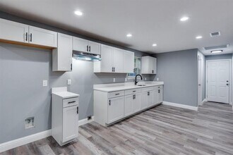 5006 Bartlett Ave in Dallas, TX - Building Photo - Building Photo