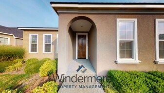 1137 Southeast Turnbull Street in College Place, WA - Building Photo