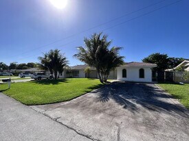 499 W Conference Dr in Boca Raton, FL - Building Photo