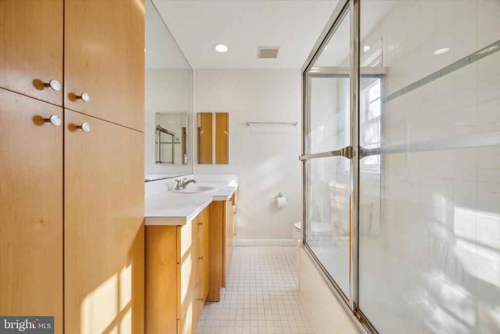 2032 Pine St-Unit -2 in Philadelphia, PA - Building Photo