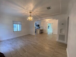 251 NW 41st St in Miami, FL - Foto de edificio - Building Photo