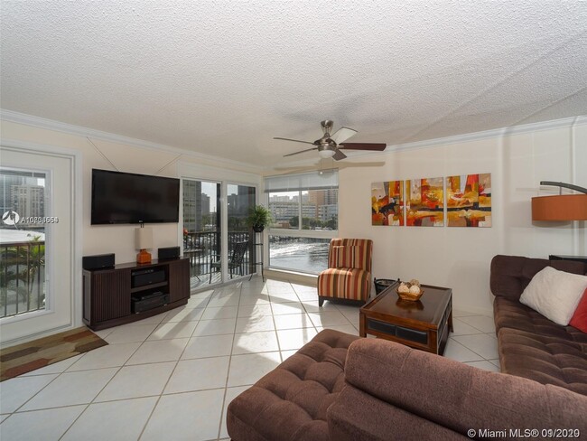 2420 Diana Dr-Unit -401 in Hallandale Beach, FL - Foto de edificio - Building Photo