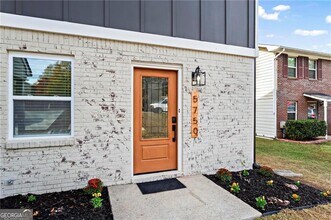 5750 Old Gordon Rd in Mableton, GA - Building Photo - Building Photo