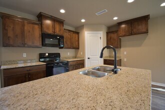 106 S Pinyon Point in Fayetteville, AR - Building Photo - Building Photo