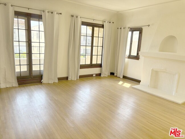 347 N Gardner St in Los Angeles, CA - Foto de edificio - Building Photo