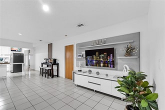 980 W 43rd Pl in Hialeah, FL - Foto de edificio - Building Photo