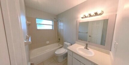 141 NE 17th Ct in Boynton Beach, FL - Building Photo - Building Photo