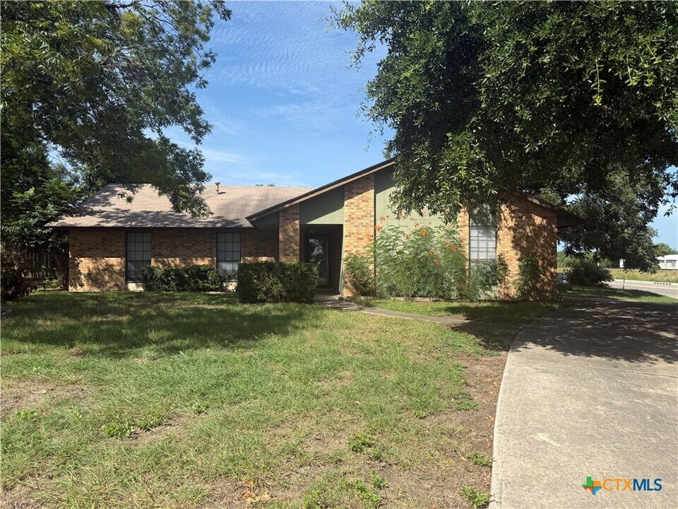 912 Spring Hill Dr in New Braunfels, TX - Building Photo