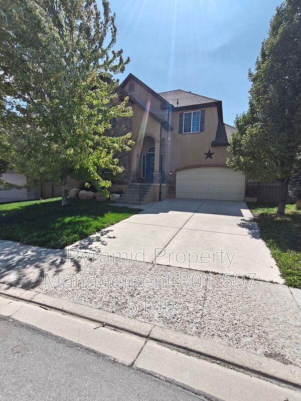 property at 2896 E Lookout Dr