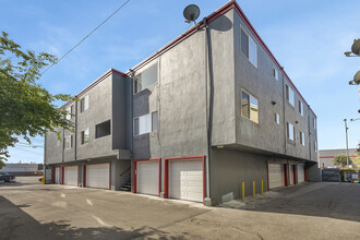 Middlefield Apartments in Redwood City, CA - Foto de edificio - Building Photo