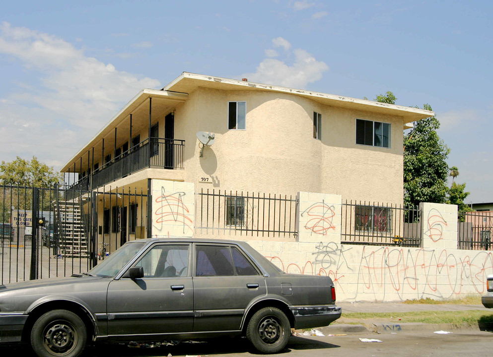 707 W 82nd St in Los Angeles, CA - Building Photo