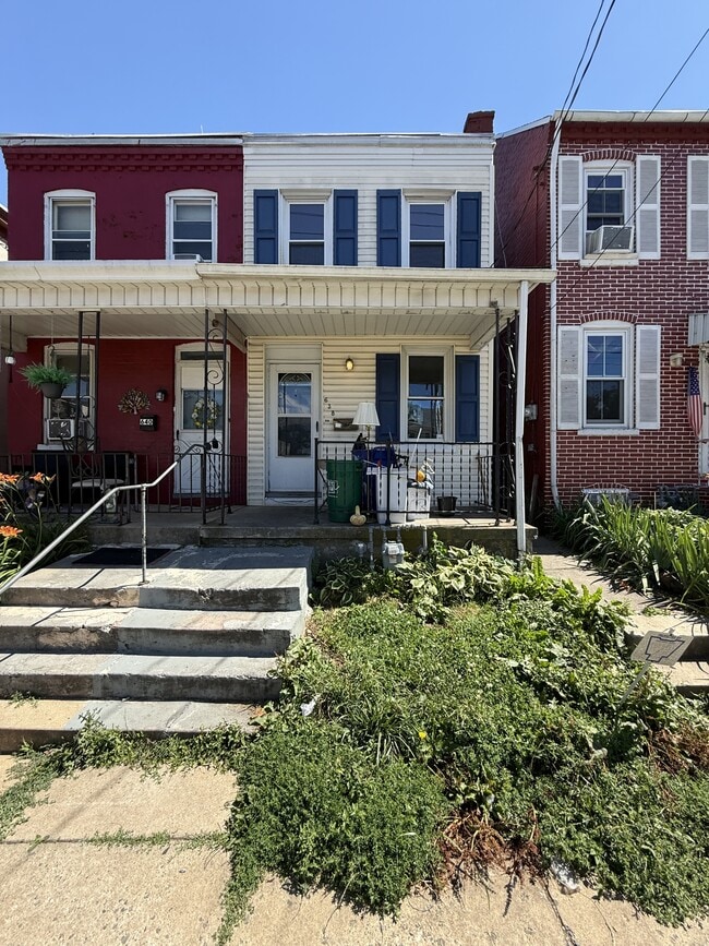 property at 638 E Walnut St