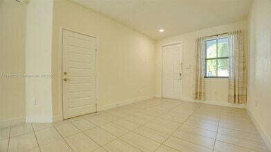 8821 NW 103rd Pl in Doral, FL - Building Photo - Building Photo