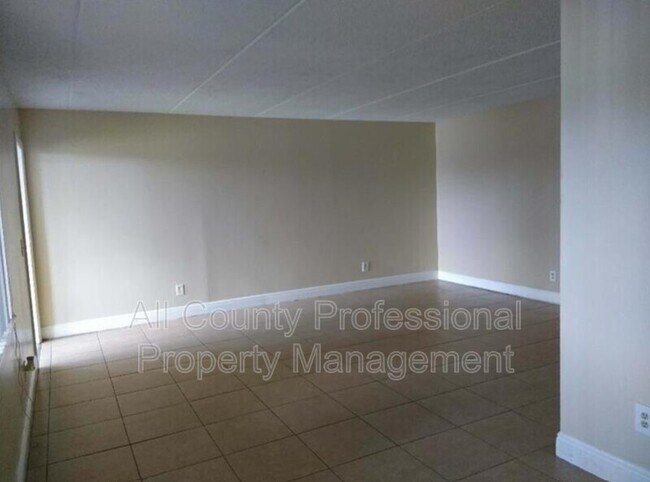 1205 Meadows Cir in Boynton Beach, FL - Building Photo - Building Photo