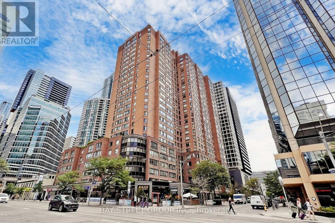 633-633 Bay St. in Toronto, ON - Building Photo