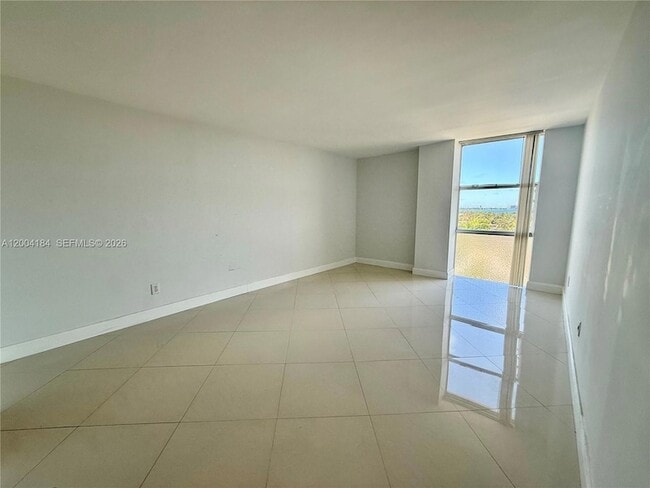 2350 NE 135th St, Unit 1207 in North Miami, FL - Foto de edificio - Building Photo