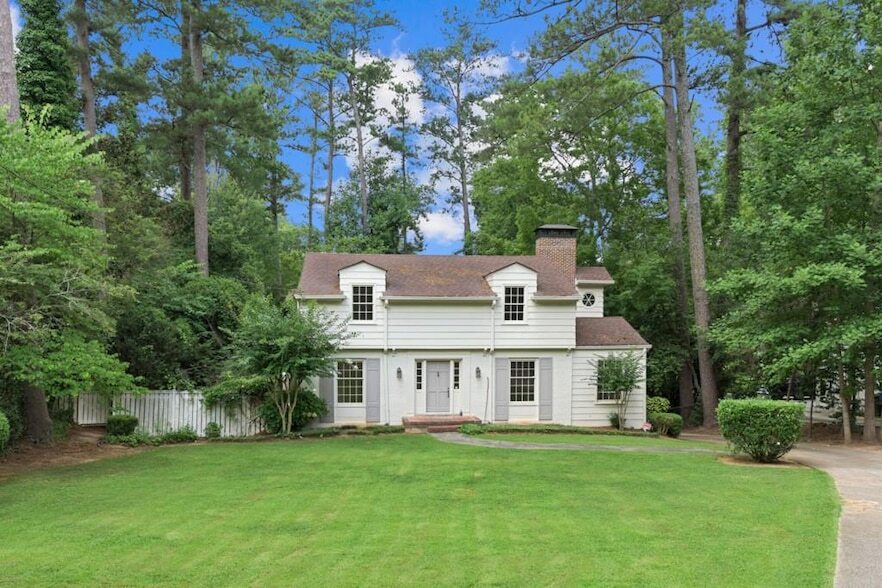 3156 E Wood Valley Rd NW in Atlanta, GA - Foto de edificio