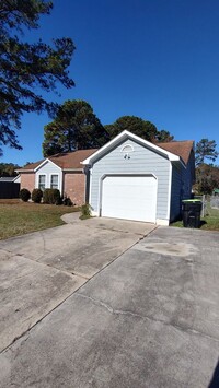 2613 Idlebrook Cir in Jacksonville, NC - Foto de edificio - Building Photo