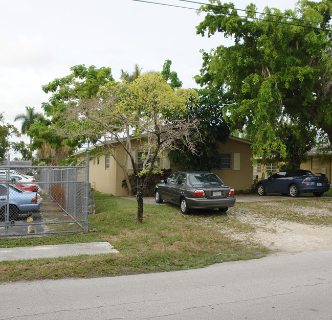 400-408 SE 9th St in Hallandale Beach, FL - Building Photo - Building Photo