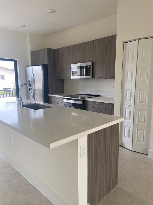 8005 NW 104th Ave in Doral, FL - Building Photo - Building Photo