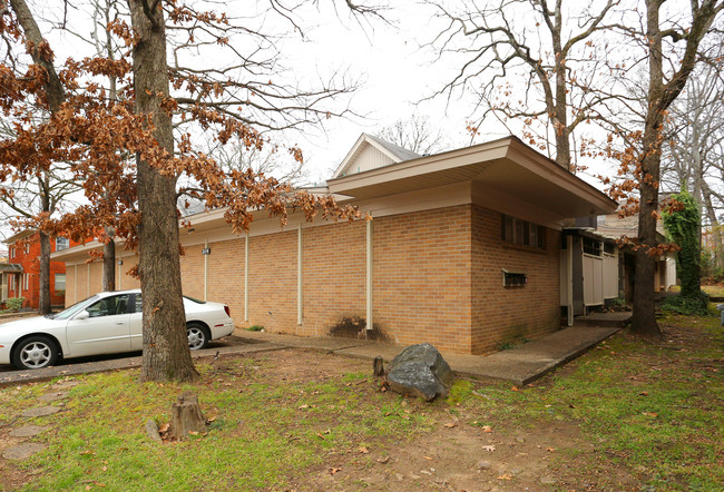 Tiki Apartments in Little Rock, AR - Foto de edificio - Building Photo