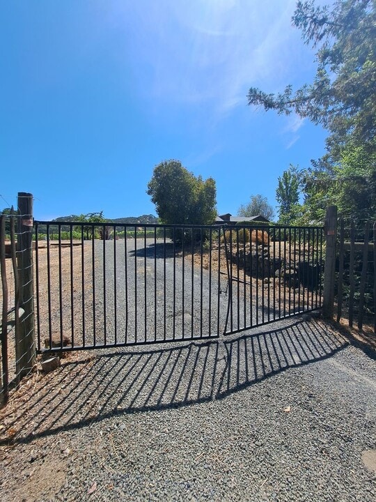 1705 Wooden Valley Rd in Napa, CA - Building Photo