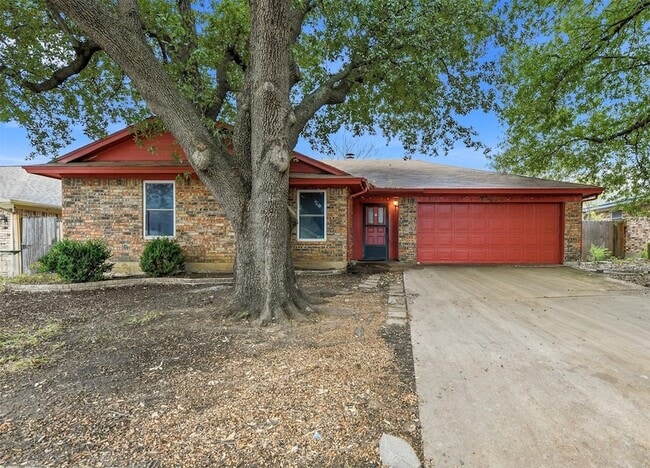 6444 Whitehurst Dr in Watauga, TX - Foto de edificio - Building Photo