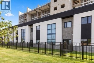 4400 Laurier Pkwy in Lasalle, ON - Building Photo