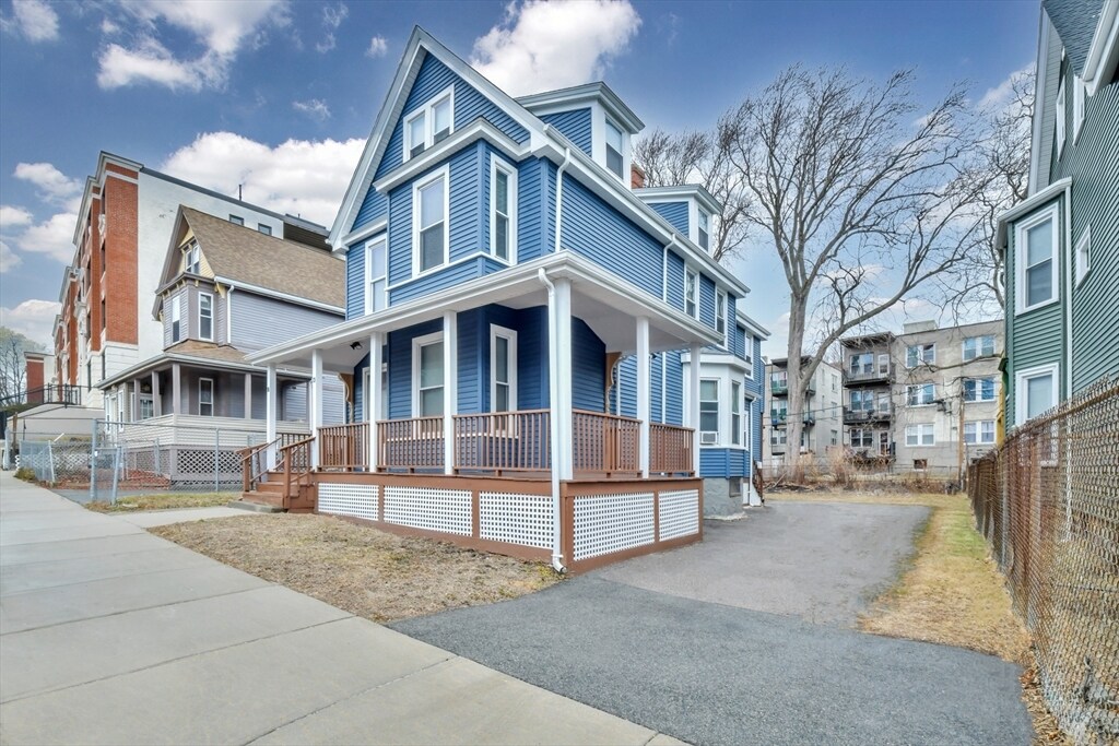 13 Wyoming St in Boston, MA - Building Photo