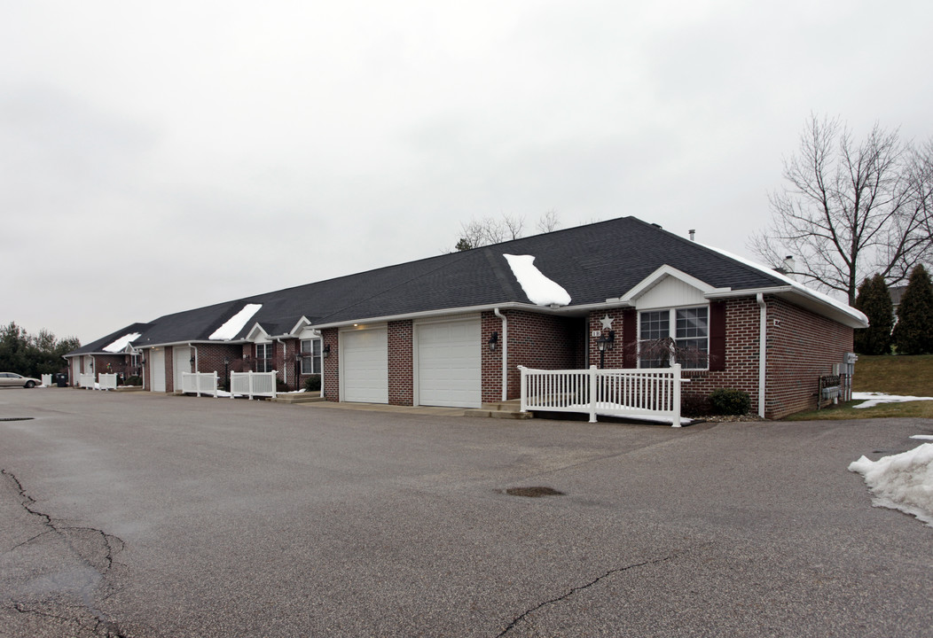 Mount Vernon Estates in Norton, OH - Building Photo