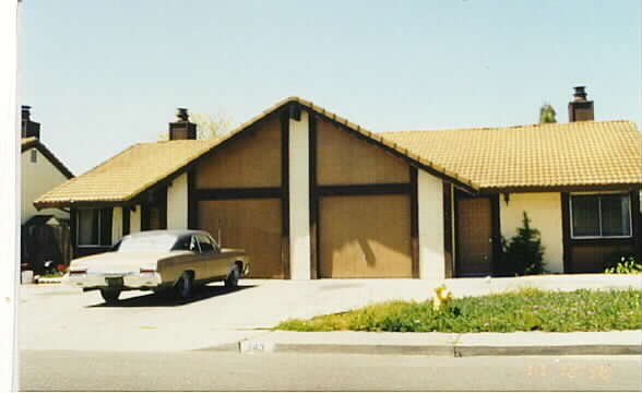 141 Bond Ave in Petaluma, CA - Foto de edificio - Building Photo