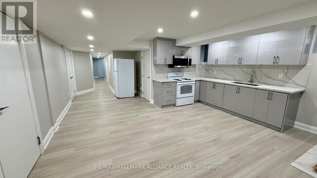 7 Avanti Cres in Hamilton, ON - Building Photo - Building Photo