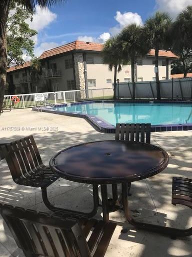 13920 Lake Placid Ct, Unit B15 in Miami Lakes, FL - Building Photo