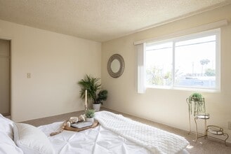 Casa De Windsor - North Clairemont in San Diego, CA - Foto de edificio - Building Photo