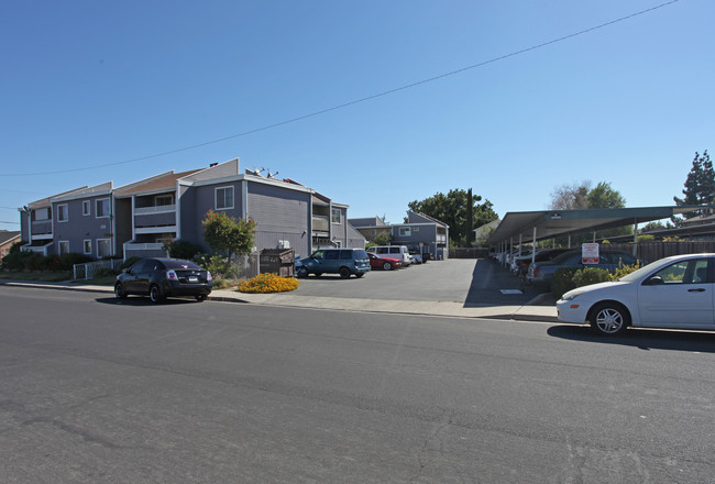 580 N Lincoln Ave in Manteca, CA - Foto de edificio - Building Photo