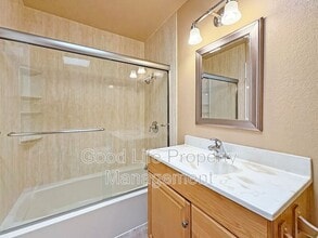 1429 Esperanza Way in Escondido, CA - Building Photo - Building Photo