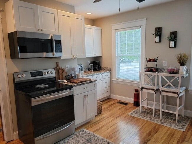 352 Chandler St, Unit 1 in Worcester, MA - Building Photo - Building Photo