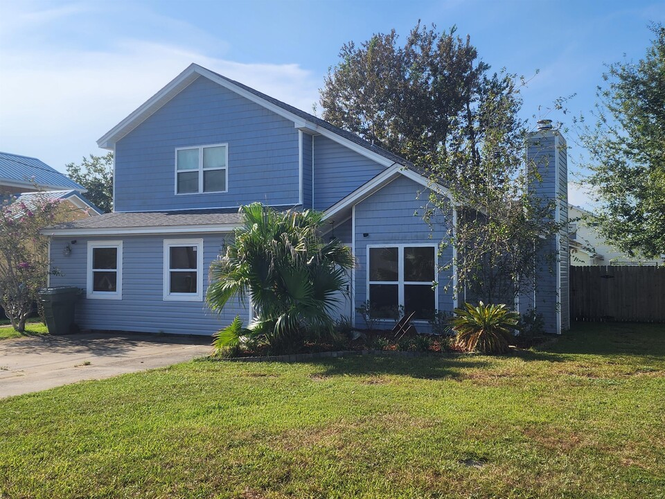 607 Krystal Ln in Lynn Haven, FL - Building Photo