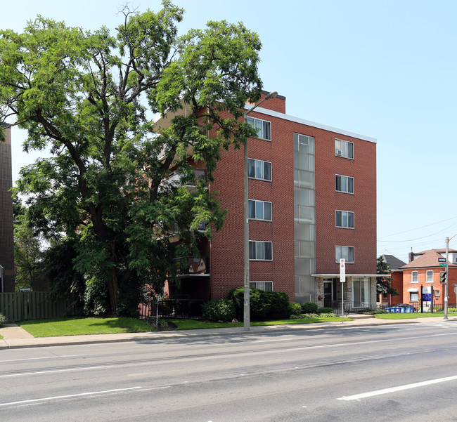 Westbury Arms Apartments in Hamilton, ON - Building Photo - Building Photo