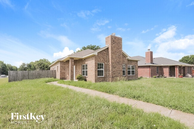 1633 Mockingbird Ln in Desoto, TX - Building Photo - Building Photo