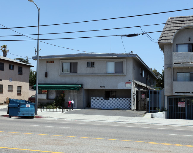 6866 Woodley Ave in Van Nuys, CA - Building Photo - Building Photo