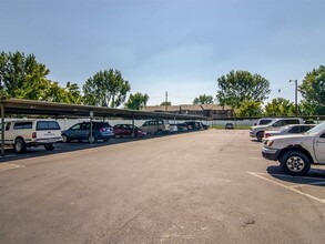 1357 N Redwood Rd-Unit -24 in Salt Lake City, UT - Foto de edificio - Building Photo