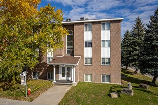 405 Laval Boul in Laval, QC - Building Photo