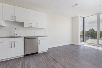 1047 Tremont St, Unit 304 in Boston, MA - Foto de edificio - Building Photo