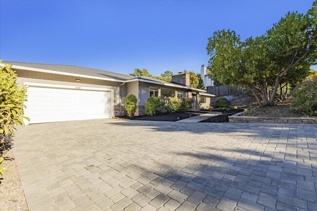 630 Darrell Rd in Hillsborough, CA - Building Photo - Building Photo