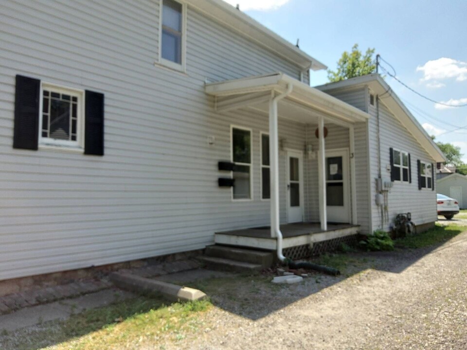 813 S 8th St in Goshen, IN - Building Photo