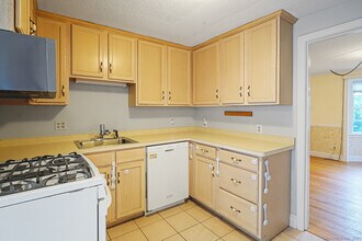 35 Lakewood Cir N in Manchester, CT - Building Photo - Building Photo